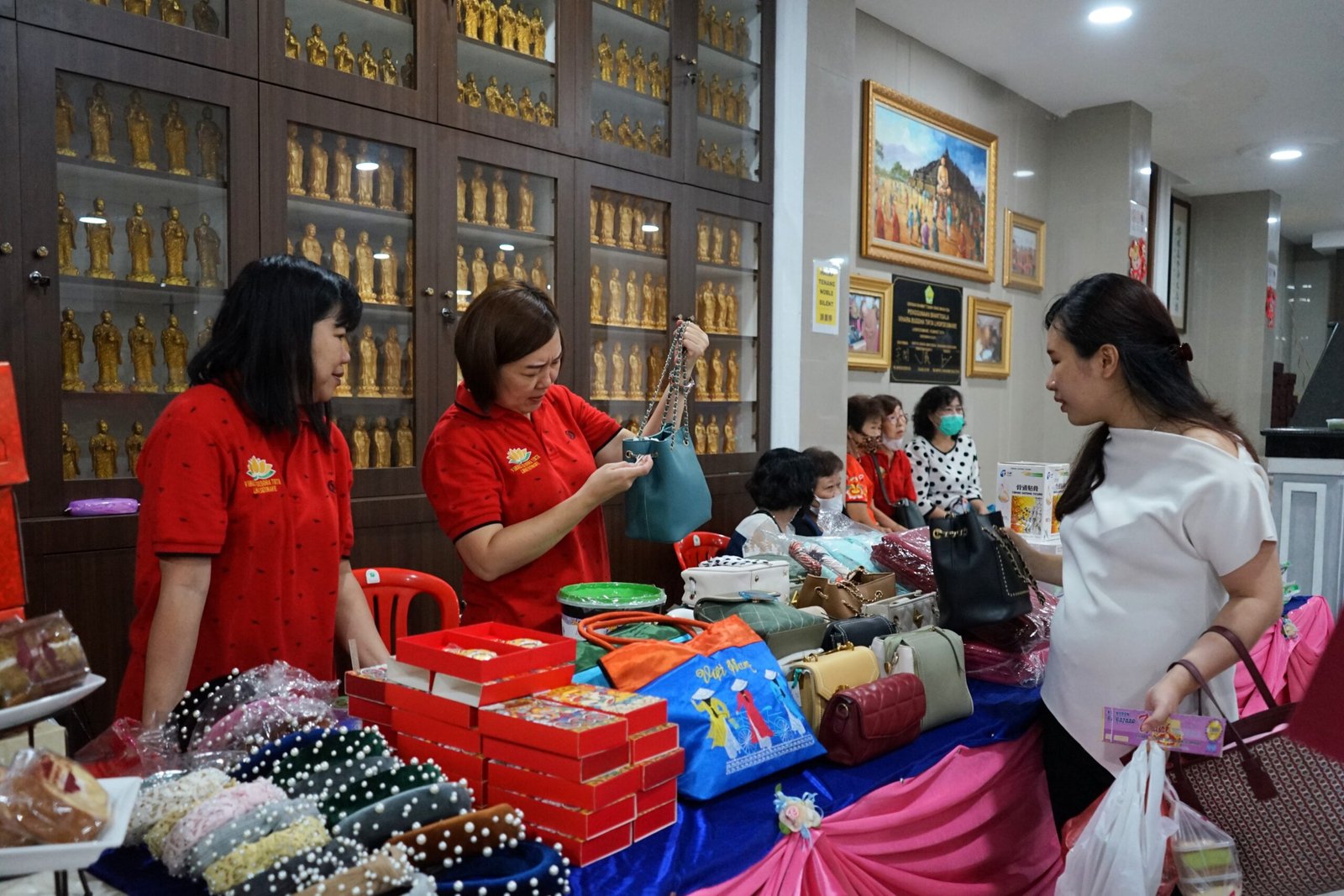 Penganut Buddha Lhokseumawe Gelar Bazar Sambut Waisak 7 Penganut Buddha Lhokseumawe Gelar Bazar Sambut Waisak