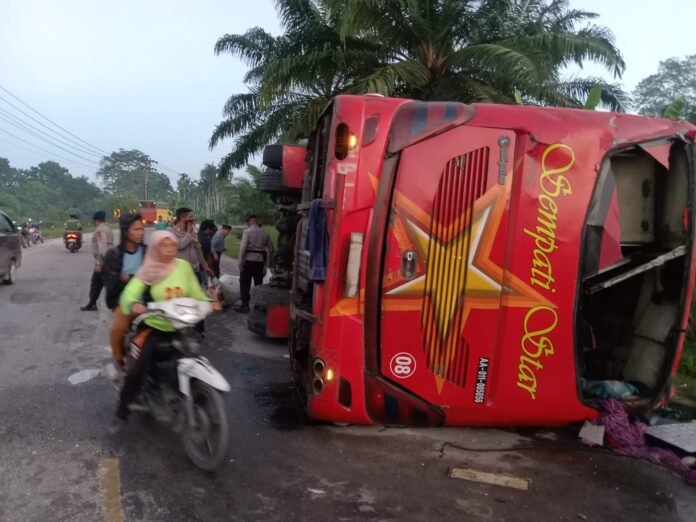 Bus Sempati Star Terbalik di Bayeun, Puluhan Penumpang Luka-luka