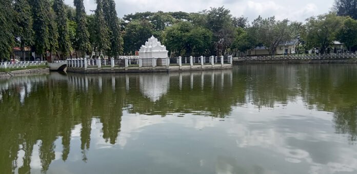 Pinto Khop, Ban Bekas, dan Sejarah Darul Isky